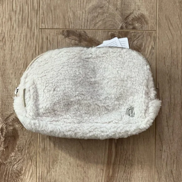 Lululemon Everywhere Belt Bag Fleece white ivory - Picture 6 of 6
